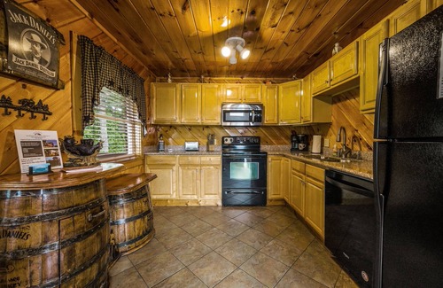 Gatlinburg - Pigeon Forge Cabin | Chalet with 360 views through Wall of Glass 7 Minutes from Dollywood & Parkway