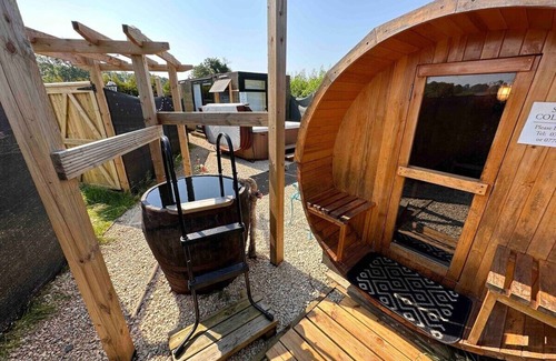 Chackmore House | Chalet with Skylight, Patio,Ensuite + HotTub/Sauna