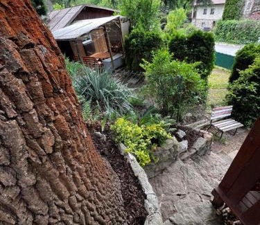 Miskovice House | Chaloupka ve skalách u rybníka na úchvatné stezce z Kutné Hory do historického Malešova