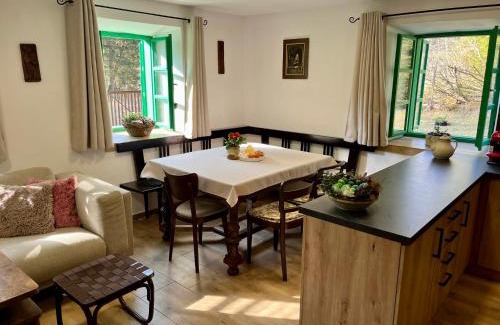 Loucovice House | Chalupa pod lipenskou hrází