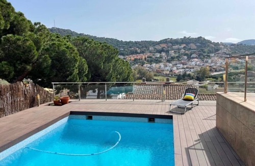 Sant Fost de Campsentelles Villa | Chambre à 30 Minutes de Barcelone Avec Salle de Bain et Piscine Partagées