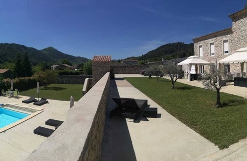 Saint-Fortunat-sur-Eyrieux Bed & Breakfast | Chambre Indépendante Avec sdb et Piscine Commune