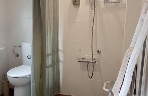 Noyers Bed & Breakfast | Chambre élégante, calme et adaptée PMR avec Wi-Fi, climatisation, parking et table d'hôtes - FR-1-590-266