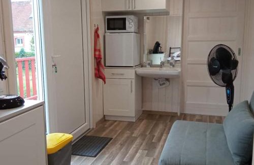 Noyers Bed & Breakfast | Chambre élégante, calme et adaptée PMR avec Wi-Fi, climatisation, parking et table d'hôtes - FR-1-590-266