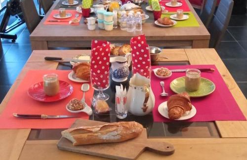 Noyers Bed & Breakfast | Chambre élégante, calme et adaptée PMR avec Wi-Fi, climatisation, parking et table d'hôtes - FR-1-590-266