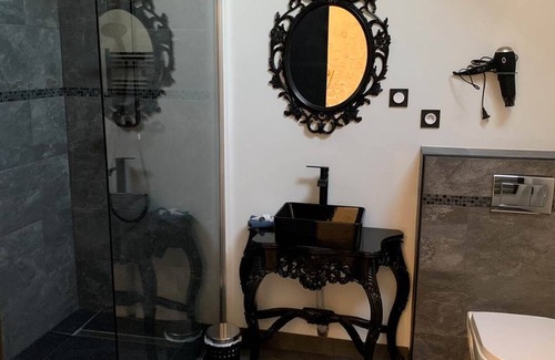 Treuzy-Levelay Other | Chambre Baroque Avec Jacuzzi Privatif Sous les Poutres