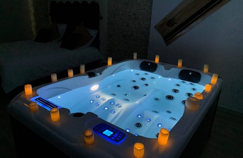 Treuzy-Levelay Other | Chambre Baroque Avec Jacuzzi Privatif Sous les Poutres