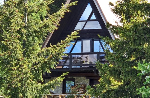 Arc-1600 Ski Chalet | Chambre d'hôte SUITE at the top of the chalet - sleeps 4 - 2 double beds in 2 rooms