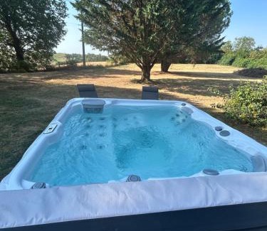 Salvagnac Bed & Breakfast | Chambre Mélusine Spa, Bien-être et Nature aux Fées des Chênes