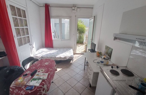 La Terrasse Bed & Breakfast | Chambre Meublee Independante. Piscine:jardin