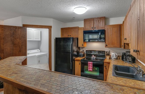 Big White Ski Resort Ski Chalet | Champagne Powder Chalet! Best Ski In/Out at Big White. Sleeps up to 7ppl.