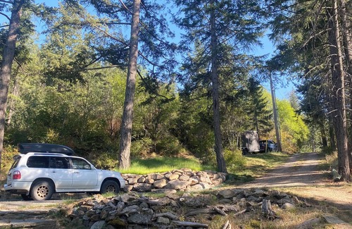 Sandpoint Cabin | Champagne Sunsets Lakefront with Loft & Dock, View & private waterfront