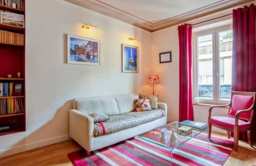 Ternes Apartment | Champs Elysées - Arc de Triomphe. Elegant, quiet, air-conditioned apartment