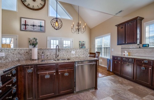 Penrose House | Chandler House | Amazing views, minutes to DuPont State Park and Downtown Brevard