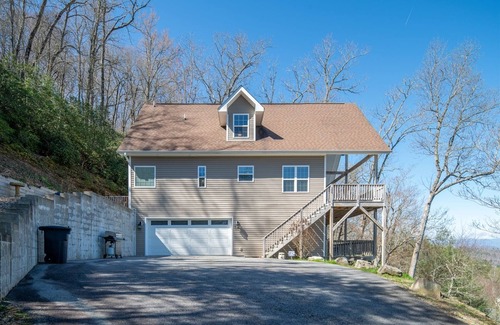 Penrose House | Chandler House | Amazing views, minutes to DuPont State Park and Downtown Brevard