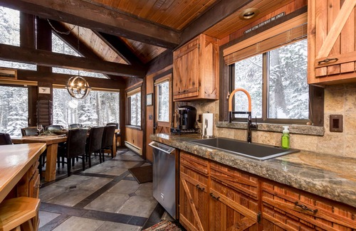 Island Park Cabin | Chandler's Lodge 3Br/2Ba,Hot tub,Private Dock,BBQ,Fire Pit,Stargazing-Close to Lake,25M 2 YNP