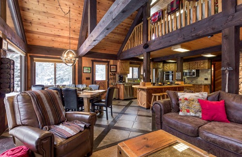 Island Park Cabin | Chandler's Lodge 3Br/2Ba,Hot tub,Private Dock,BBQ,Fire Pit,Stargazing-Close to Lake,25M 2 YNP