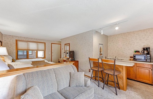 Eagle River Apartment | Chanticleer Inn 42