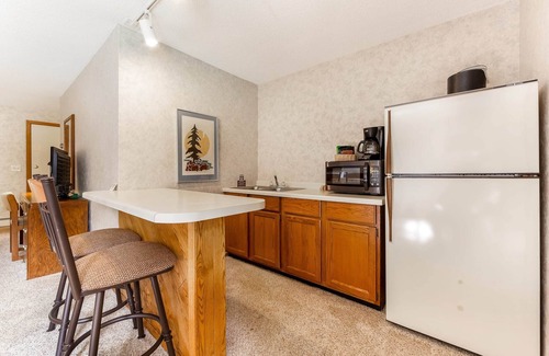 Eagle River Apartment | Chanticleer Inn 42