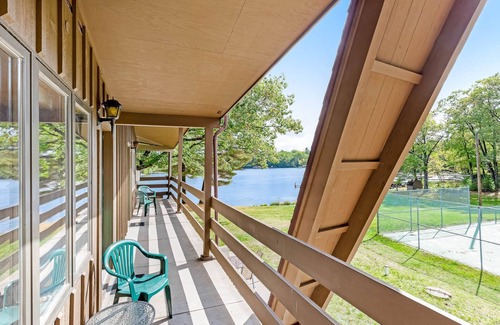 Eagle River Apartment | Chanticleer Inn 42