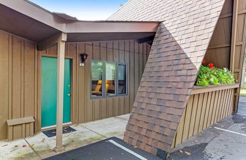 Eagle River Apartment | Chanticleer Inn 42