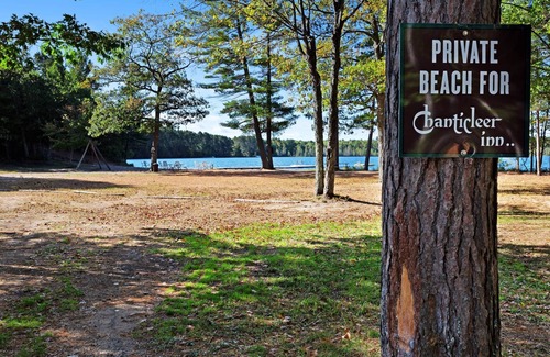 Eagle River Apartment | Chanticleer Inn 52