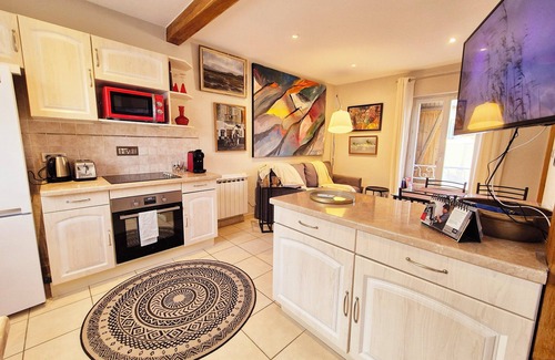 Chantilly House | Chantilly gardens, 3-storey maisonette next to the station.