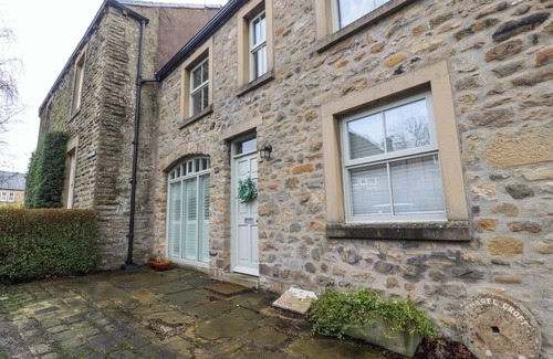 Long Preston Cottage | CHAPEL CROFT, pet friendly, with hot tub in Long Preston