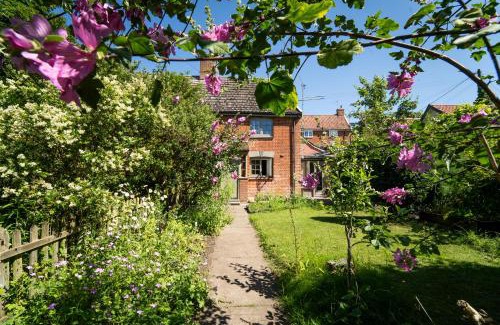 Hoxne House | Character cottage next to idyllic country walks