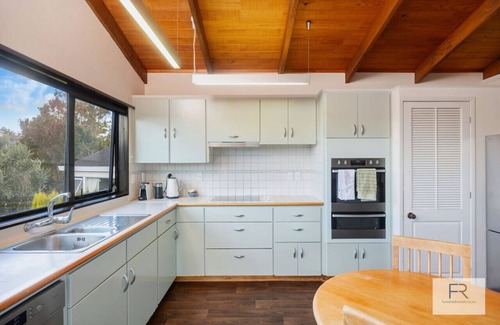 Kohimarama House | Character home with valley views