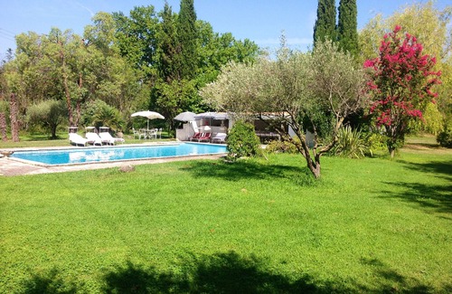 Sommieres House | Character riverside property with swimming pool, park and private beach