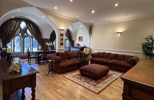 Windsor Apartment | Character Victorian apartment close to Windsor town with secure parking