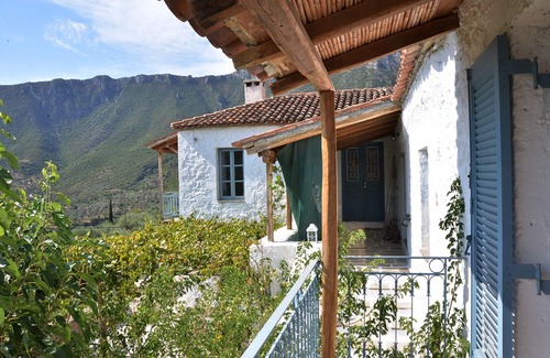 Tiros House | Characterful restored Greek house close to both mountain and sea