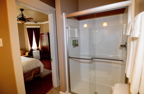 Hermann Bed & Breakfast | Chardonnay Room - Old Vine Bed & Breakfast