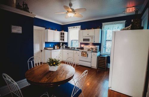 Hermann Bed & Breakfast | Chardonnay Room - Old Vine Bed & Breakfast