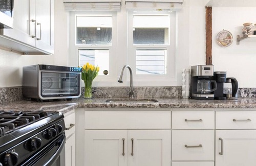 Franklin House | Charismatic Sea Cottage Near Beach & Entertainment