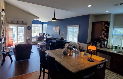Charlevoix Condo | CHARLEVOIX HOME* LUXURY BEDS/JACUZZI*LEO/MIL/EMS disc