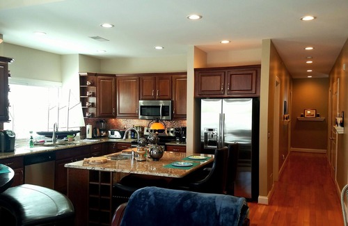 Charlevoix Condo | CHARLEVOIX HOME* LUXURY BEDS/JACUZZI*LEO/MIL/EMS disc