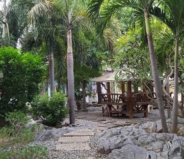 Ko Sichang Resort | Charlie's Bungalows