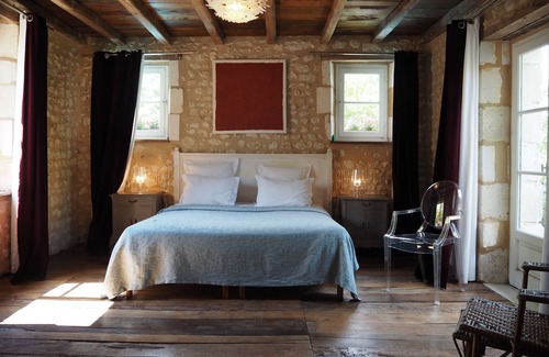 Palluaud House | Charm and elegance in the heart of nature. Large swimming pool, king size beds