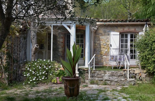 Cuers Apartment | CHARM AND SERENITY IN THE HEART OF UNSPOILT COUNTRYSIDE, WITH HEATED SWIMMING POOL