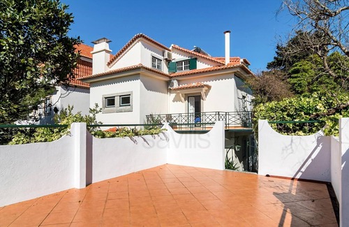 Parede Villa | Charm Villa in Parede, few meters from the Beach. Beautiful garden with Jacuzzi