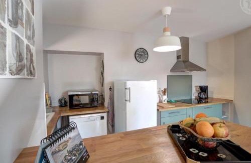 Chazelles-sur-Lyon Apartment | Charmant appartement contemporain avec patio cosy et toutes commodités à Chazelles-sur-Lyon - FR-1-496-298