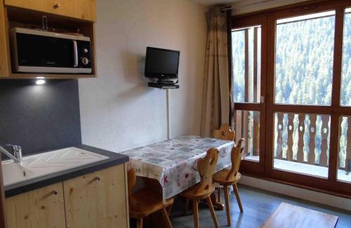 Valfrejus Apartment | Charmant studio à Valfréjus, proche télécabine, commerces, balcon, 4 pers, animaux admis. - FR-1-561-10