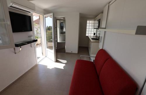 Menton Apartment | Charmant studio rénové avec terrasse, climatisation et WiFi gratuit - FR-1-196-166
