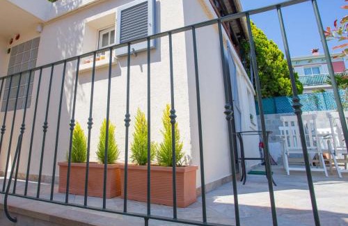 Menton Apartment | Charmant studio rénové avec terrasse, climatisation et WiFi gratuit - FR-1-196-166