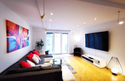 Klagenfurt am Woerthersee Apartment | Charmante Zentrumswohnung mit Balkon und 80 zoll TV