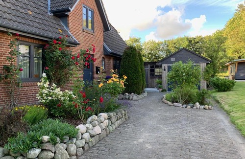 Aventoft House | Charmantes Haus mit zwei Ferienwohnungen und großem Garten in Aventoft - Enjoy!