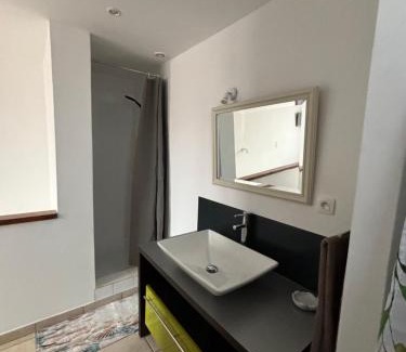 Colombier-Saugnieu Apartment | Charme C
