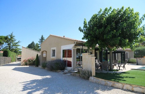 Sainte-Cecile-les-Vignes House | Charming spacious villa with veranda, swimming pool and view of organic vineyards & olive groves